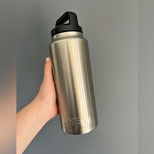 YETI Rambler 36 oz Stainless Steel Water Bottle w/ Chug Cap Insulated Silver